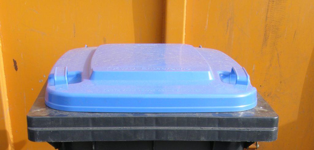 blauer Deckel eines Papierbehälters