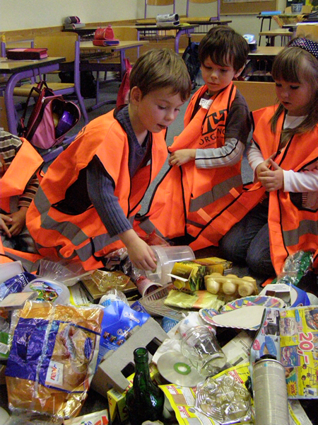 Kinder Sortieren im Rahmen eines Spiels verschiedene Abfallarten